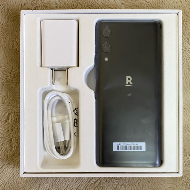 【新品未使用】Rakuten Hand (楽天ハンド) P710 ブラック(黒) スマホ/家電/カメラのスマートフォン/携帯電話(スマートフォン本体)の商品写真