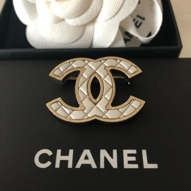 CHANEL(シャネル)のシャネル　ブローチ レディースのアクセサリー(ブローチ/コサージュ)の商品写真