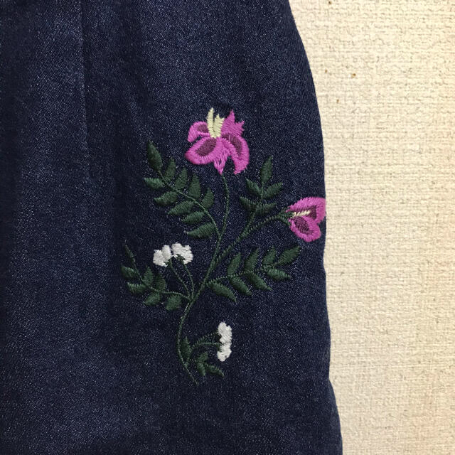 one after another NICE CLAUP(ワンアフターアナザーナイスクラップ)のone after another NICE CLAUP デニムスカート　刺繍 レディースのスカート(ひざ丈スカート)の商品写真