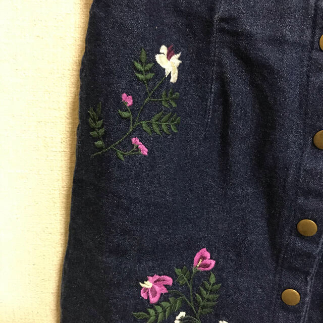 one after another NICE CLAUP(ワンアフターアナザーナイスクラップ)のone after another NICE CLAUP デニムスカート　刺繍 レディースのスカート(ひざ丈スカート)の商品写真