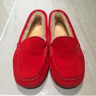 アグ(UGG)の【未使用】UGG鮮やかREDモカシン(スリッポン/モカシン)