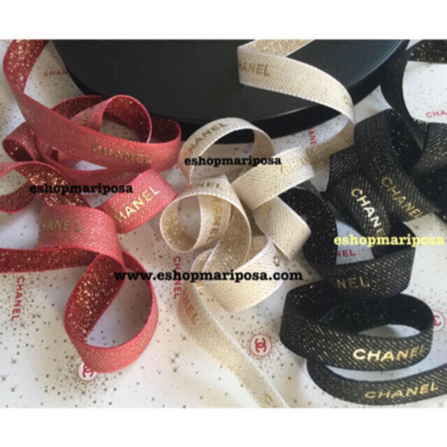 CHANEL(シャネル)のシャネルラッピングリボン🎀 ラメ入りリボン 白ベージュ ゴールドロゴ ホリデー インテリア/住まい/日用品のオフィス用品(ラッピング/包装)の商品写真