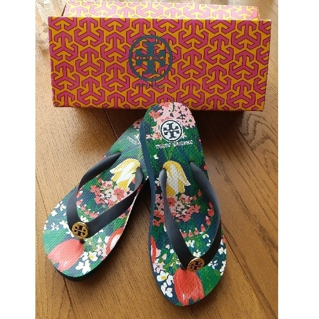 Tory Burch(トリーバーチ)の値下げ【新品】トリーバーチ ビーチサンダル サイズ6 レディースの靴/シューズ(ビーチサンダル)の商品写真