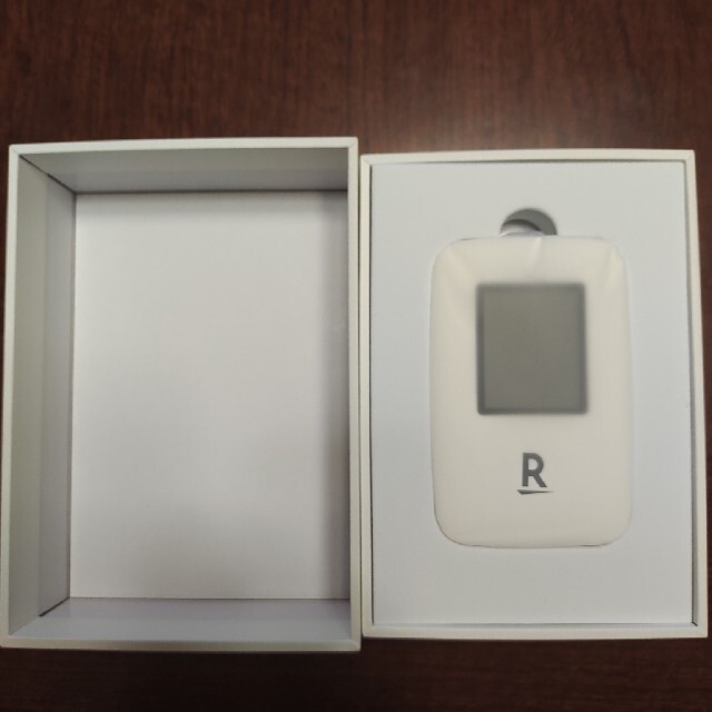 Rakuten(ラクテン)のRakuten WiFi Pocket ホワイト スマホ/家電/カメラのスマートフォン/携帯電話(その他)の商品写真