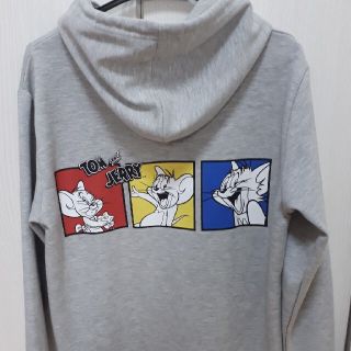 アベイル(Avail)の【新品未使用】TOM AND JERRY/バックプリントパーカーLサイズ(パーカー)