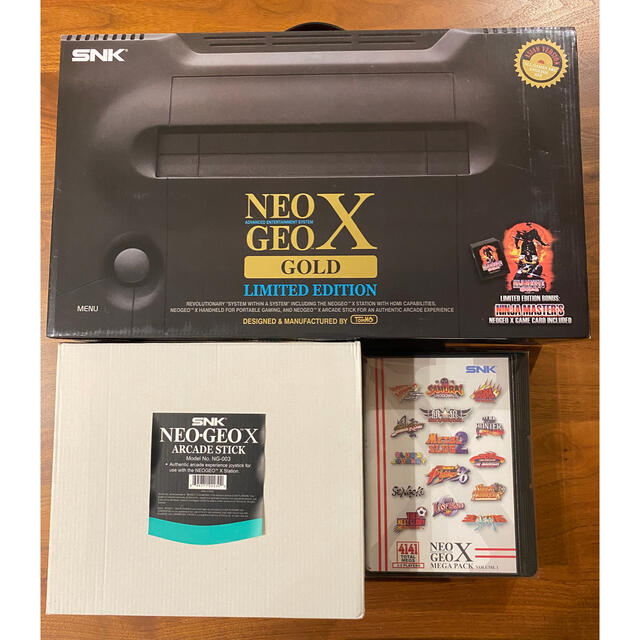 SNK(エスエヌケイ)のNeogeo X 追加コントローラー　MEGA pack vol 1付き エンタメ/ホビーのゲームソフト/ゲーム機本体(家庭用ゲーム機本体)の商品写真