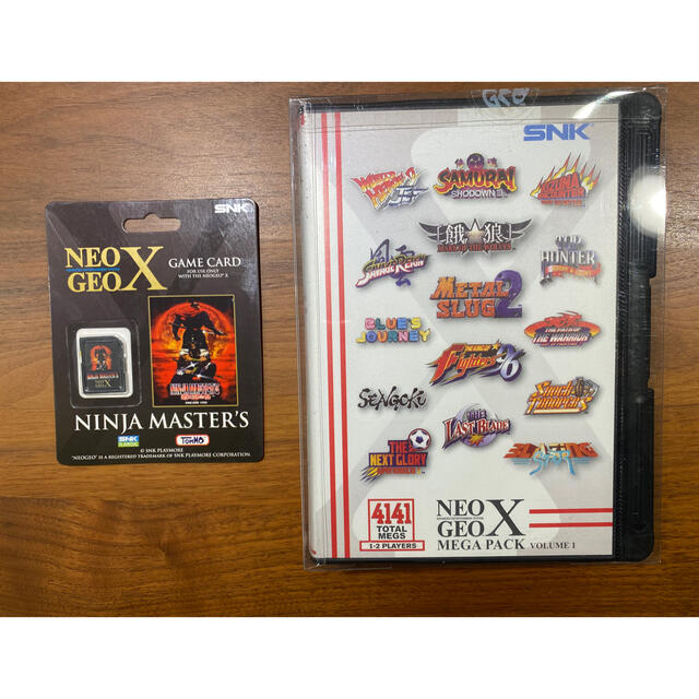 SNK(エスエヌケイ)のNeogeo X 追加コントローラー　MEGA pack vol 1付き エンタメ/ホビーのゲームソフト/ゲーム機本体(家庭用ゲーム機本体)の商品写真