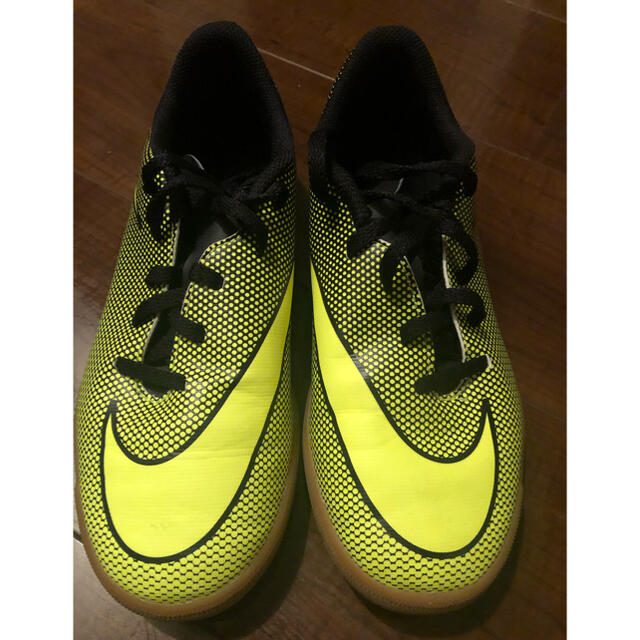 NIKE(ナイキ)のNIKE ナイキ ブラバータ 23.5cm フットサルシューズ スポーツ/アウトドアのサッカー/フットサル(シューズ)の商品写真