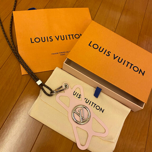 LOUIS VUITTON(ルイヴィトン)のルイヴィトン☆ルイーズ携帯ホルダー新品 スマホ/家電/カメラのスマホアクセサリー(iPhoneケース)の商品写真