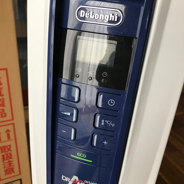 DeLonghi(デロンギ)のデロンギ　オイルヒーター　QSD0712-MB スマホ/家電/カメラの冷暖房/空調(オイルヒーター)の商品写真