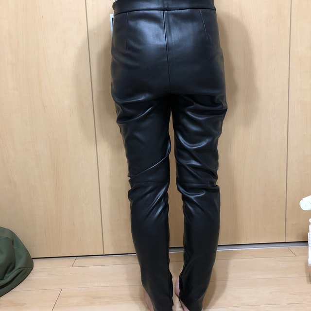 ZARA(ザラ)のフェイクレザーパンツ レディースのパンツ(スキニーパンツ)の商品写真