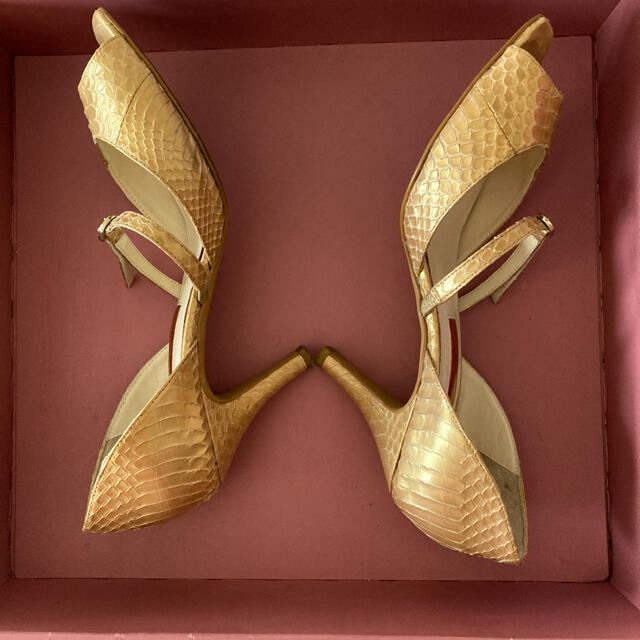 【carino】レディース　サンダル  色/ゴールド　23cm レディースの靴/シューズ(サンダル)の商品写真