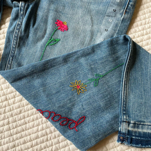 GAP Kids(ギャップキッズ)のgap kids ギャップキッズ　デニム　ジーンズ　刺繍 キッズ/ベビー/マタニティのキッズ服女の子用(90cm~)(パンツ/スパッツ)の商品写真