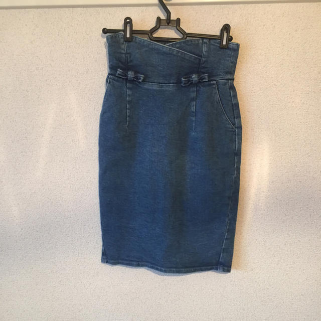 SNIDEL(スナイデル)のスナイデル サイドリボンタイトスカートデニム レディースのスカート(ひざ丈スカート)の商品写真