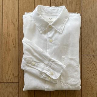 ユニクロ(UNIQLO)のユニクロ　リネンシャツ（白）　長袖　メンズMサイズ(シャツ)