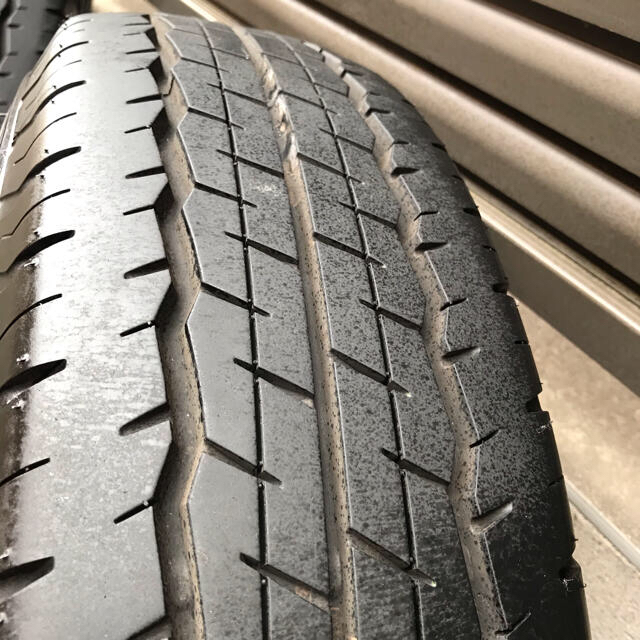 DUNLOP(ダンロップ)のDunlop ダンロップ　夏タイヤ　ハイエース　195/80R15 自動車/バイクの自動車(タイヤ)の商品写真