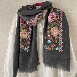 カワイイ(cawaii)の花刺繍のストール(ストール/パシュミナ)