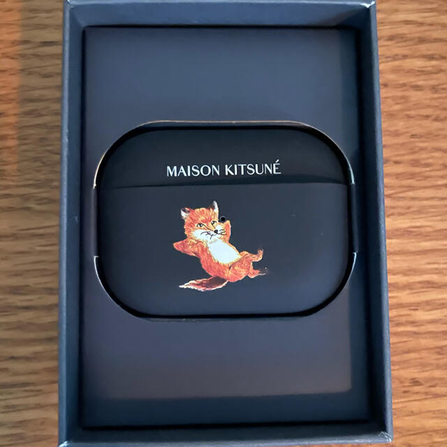 MAISON KITSUNE'(メゾンキツネ)のメゾンキツネ Maison Kitsune AirPods Proケース スマホ/家電/カメラのスマホアクセサリー(モバイルケース/カバー)の商品写真