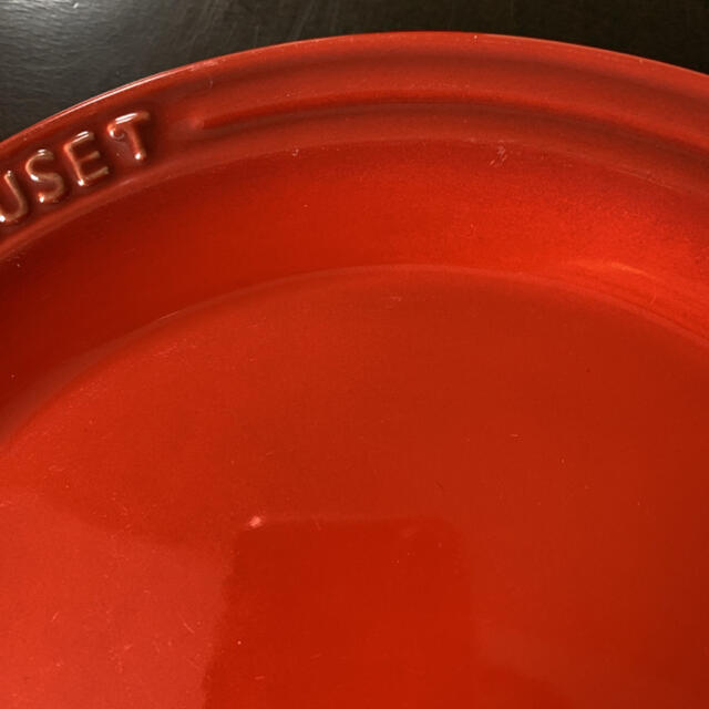 LE CREUSET(ルクルーゼ)のルクルーゼ  プレート 23cm  レッド インテリア/住まい/日用品のキッチン/食器(食器)の商品写真