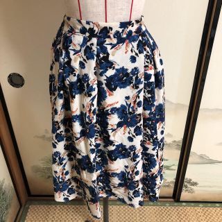 ジーユー(GU)のGU フレアスカート 花柄 タックスカート(ひざ丈スカート)