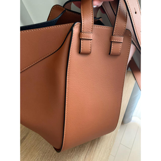 LOEWE(ロエベ)の【新品】ロエベ　ハンモック　クラシックカーフスキン　タン レディースのバッグ(ハンドバッグ)の商品写真