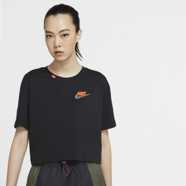 NIKE(ナイキ)のウィメンズ クロップド TシャツNIKE アパレル レディースのトップス(Tシャツ(半袖/袖なし))の商品写真