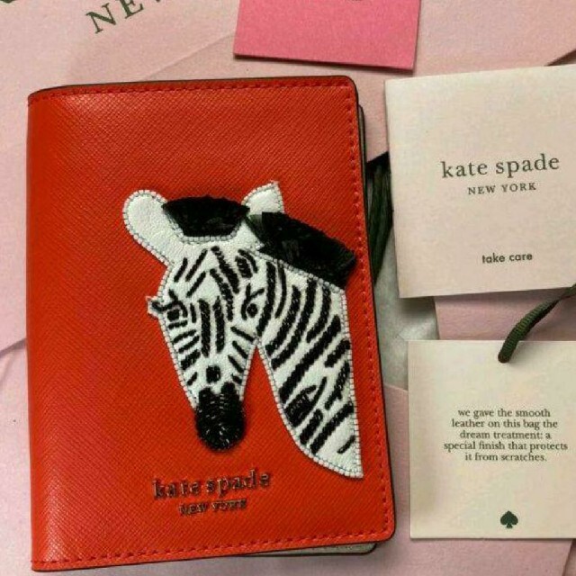 kate spade NEW YORK(ケイトスペードニューヨーク)のkate spade シマウマパスポートケース サファリシリーズ オレンジ 刺繍 レディースのファッション小物(パスケース/IDカードホルダー)の商品写真