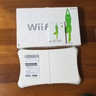 ウィー(Wii)のWii Fit本体＋ソフトセット(家庭用ゲーム機本体)