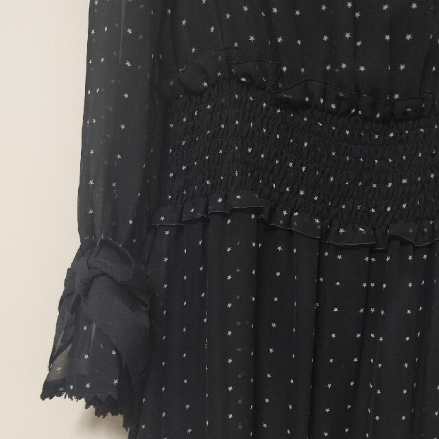 M'S GRACY(エムズグレイシー)のM'sグレイシー黒星柄袖リボン、裾と袖口フリルレースワンピースウエストゴム入り レディースのワンピース(ひざ丈ワンピース)の商品写真