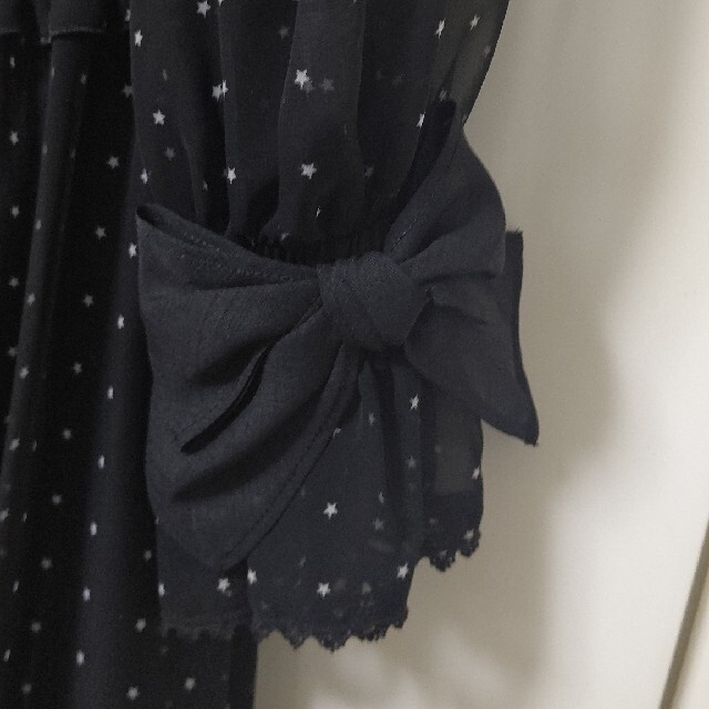 M'S GRACY(エムズグレイシー)のM'sグレイシー黒星柄袖リボン、裾と袖口フリルレースワンピースウエストゴム入り レディースのワンピース(ひざ丈ワンピース)の商品写真