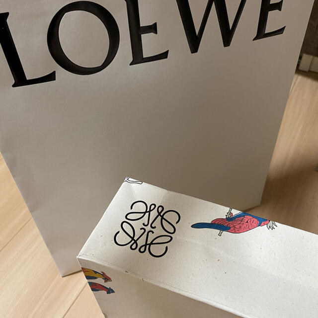 LOEWE(ロエベ)のロエベ　今季　限定　ショッパー　紙袋 レディースのバッグ(ショップ袋)の商品写真