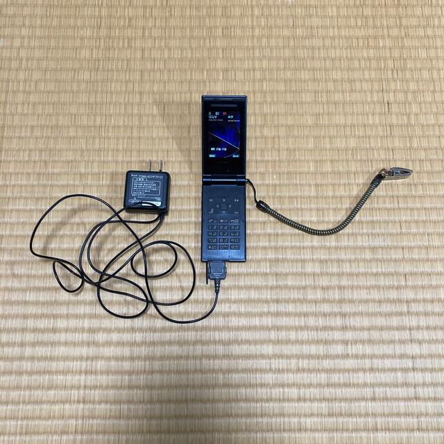 NTTdocomo(エヌティティドコモ)のdocomo ガラケー本体   と　バッテリー FOMA  スマホ/家電/カメラのスマートフォン/携帯電話(携帯電話本体)の商品写真