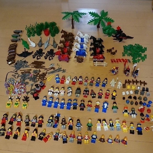 Lego(レゴ)のLEGOブロック まとめ売り 衣装ケース2箱分 キッズ/ベビー/マタニティのおもちゃ(知育玩具)の商品写真