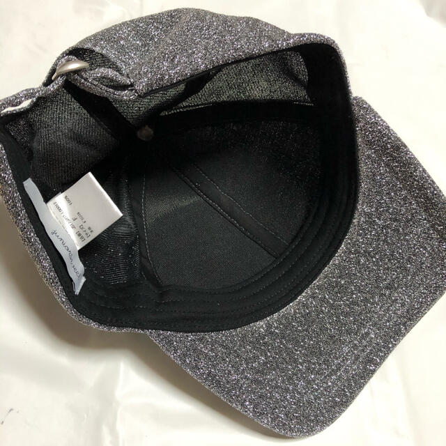 WEGO(ウィゴー)の新品同様 WEGO ラメキャップ 帽子 キャップ シルバー 男女兼用 レディースの帽子(キャップ)の商品写真