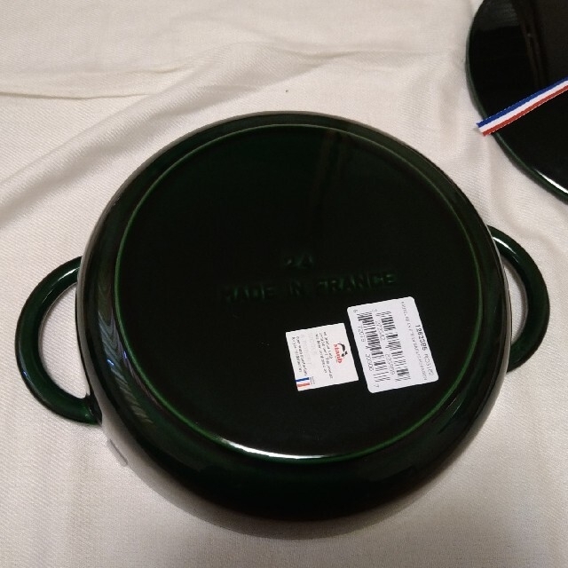 STAUB(ストウブ)の廃盤商品　STAUB  ストウブ　ニダベイユソテーパン　24cm バジルグリーン インテリア/住まい/日用品のキッチン/食器(鍋/フライパン)の商品写真