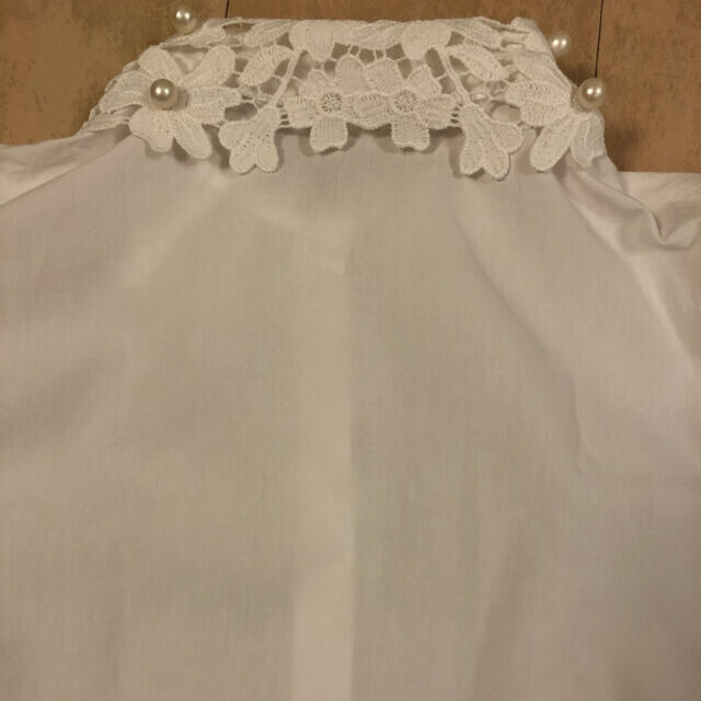 ZARA(ザラ)のZARA ザラ　フラワー襟付きホワイトブラウス レディースのトップス(シャツ/ブラウス(半袖/袖なし))の商品写真