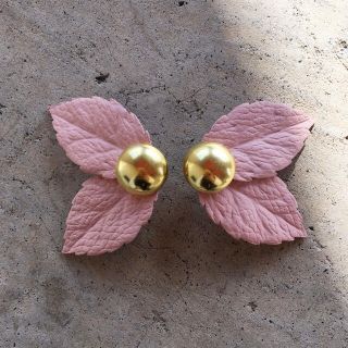 ハンドメイド ピアス ゴールド カボション ピンクベージュ レザー リーフ(ピアス)