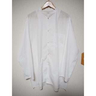 コモリ(COMOLI)の20ss blurhms ブラームス スタンドアップカラーシャツ　ホワイト(シャツ)
