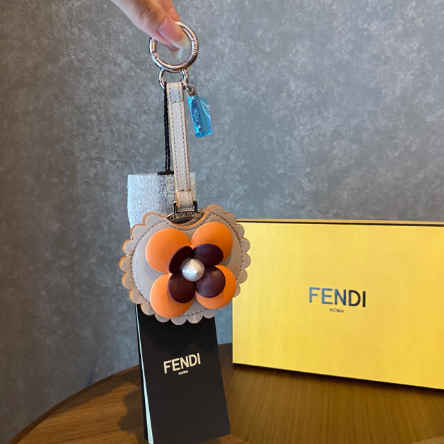 専用ページ【新品】FENDI フェンディ ミラー付 バッグチャーム/キーホルダー