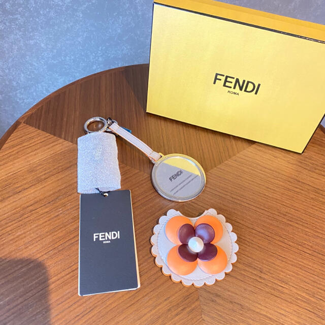 専用ページ【新品】FENDI フェンディ ミラー付 バッグチャーム