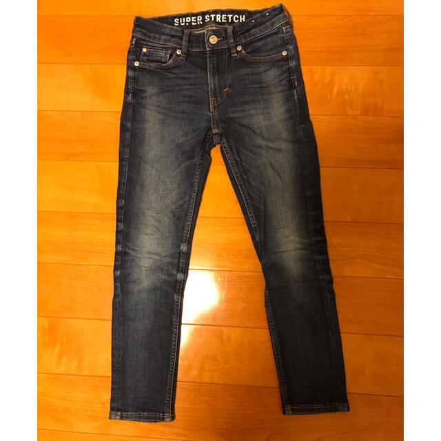 H&M(エイチアンドエム)のH&M SKINNY FIT&DENIM スキニーデニム　ジーンズ　135cm キッズ/ベビー/マタニティのキッズ服男の子用(90cm~)(パンツ/スパッツ)の商品写真