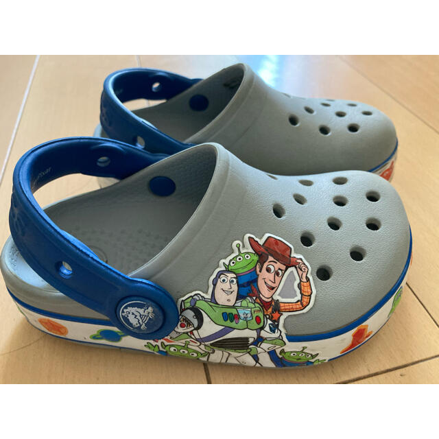 crocs(クロックス)のcrocs光る✴︎トイストーリー キッズ/ベビー/マタニティのキッズ靴/シューズ(15cm~)(サンダル)の商品写真