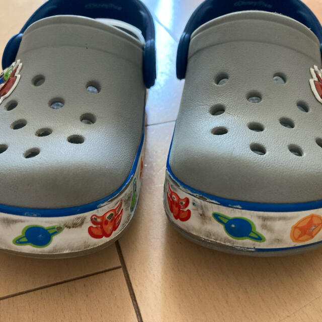 crocs(クロックス)のcrocs光る✴︎トイストーリー キッズ/ベビー/マタニティのキッズ靴/シューズ(15cm~)(サンダル)の商品写真