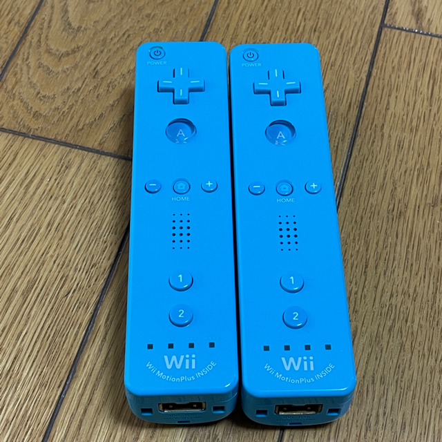 Wii(ウィー)の任天堂Wiiリモコン2つセット（ブルー) エンタメ/ホビーのゲームソフト/ゲーム機本体(家庭用ゲーム機本体)の商品写真