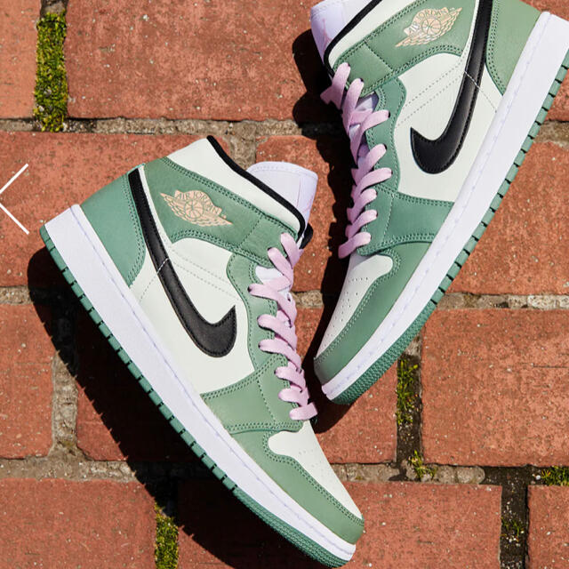 NIKE WMNS AIR JORDAN 1 MID SE