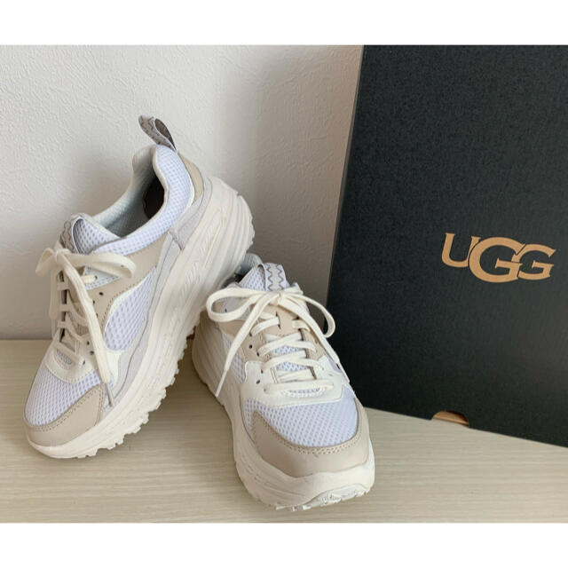 UGG(アグ)のいっちん様専用です◎ CA805 23.5 アグ スニーカー レディースの靴/シューズ(スニーカー)の商品写真