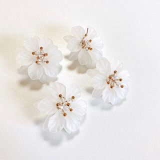 フラワーカボション✩︎未使用✩︎ホワイト✩︎お花パーツ(各種パーツ)