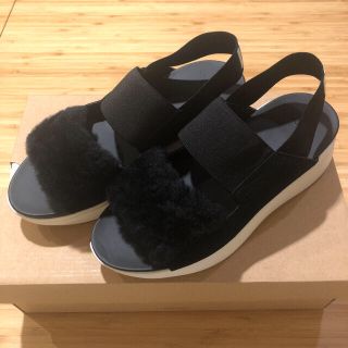 アグ(UGG)のUGG アグ ファーサンダル スポサン US7 24cm ブラック 新品！(サンダル)