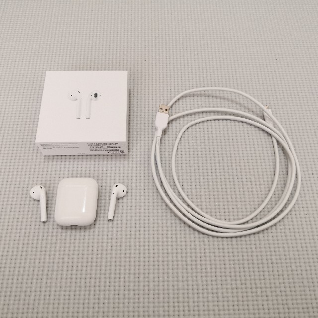 Apple(アップル)のApple AirPods 2019年ワイヤレス充電非対応モデル【注意事項あり】 スマホ/家電/カメラのオーディオ機器(ヘッドフォン/イヤフォン)の商品写真