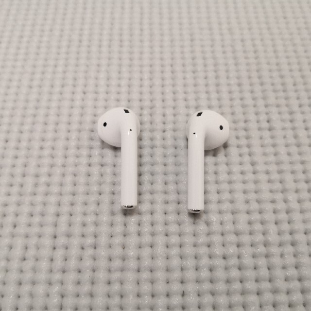 Apple(アップル)のApple AirPods 2019年ワイヤレス充電非対応モデル【注意事項あり】 スマホ/家電/カメラのオーディオ機器(ヘッドフォン/イヤフォン)の商品写真